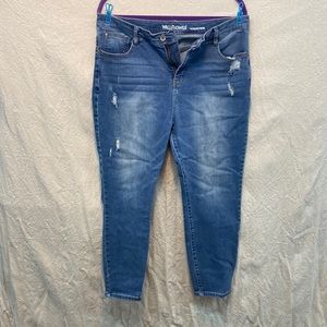 Wallflower Distressed Jeans women’s/junior’s plus